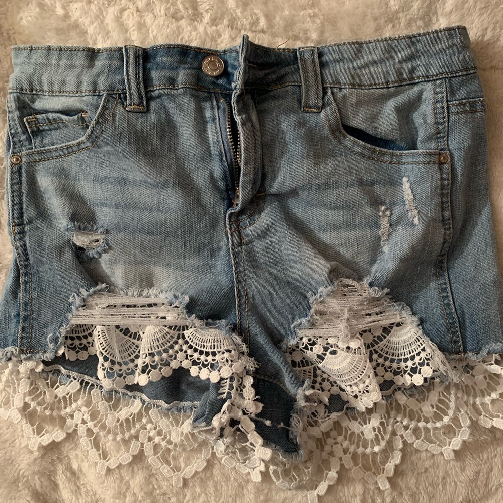 Super cute high rise denim shorts